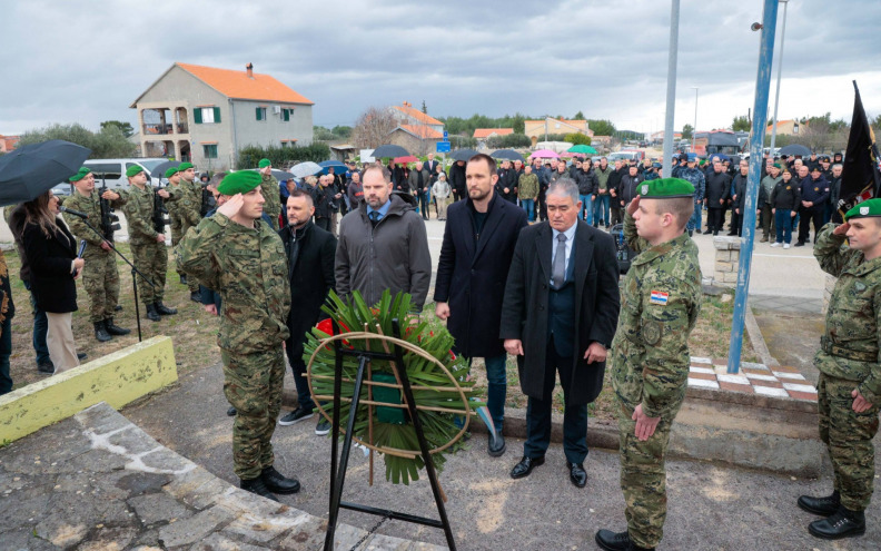 FOTO Odana počast poginulim braniteljima u Paljuvu i Novigradu