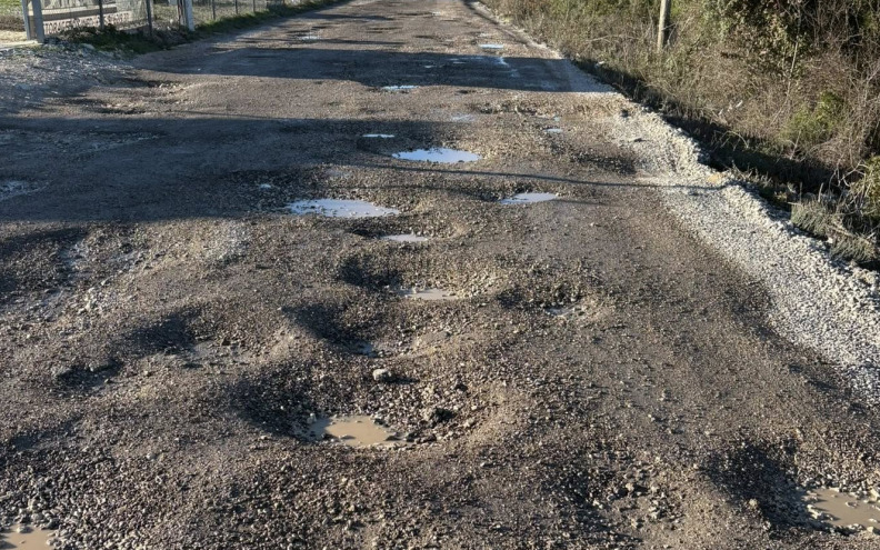 Cesta s tisuću rupa između Babinduba i Crnog ostavlja u nevjerici vozače! 'Stanje je nepromijenjeno'