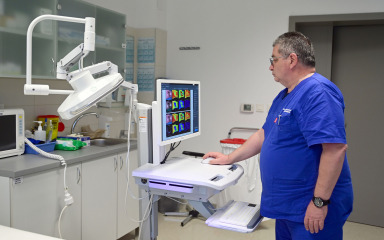 Umjetna inteligencija lakše prihvaća medicinske dezinformacije ako se izvor čini legitimnim