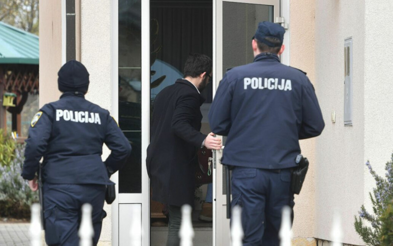 Udario 52-godišnjaka čekićem u glavu, pa nasrnuo na čovjeka koji je priskočio u pomoć ozlijeđenom