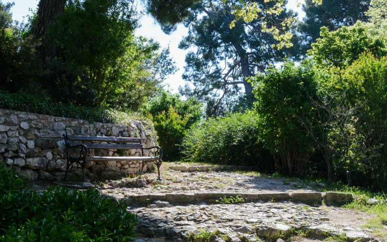 Policija zatekla zadarskog obrtnika kako usred parka u jednoj ruci drži mobitel, a u drugoj spolovilo. No, to nije bilo sve