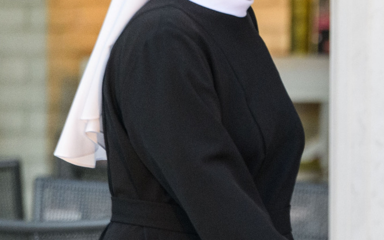 Časna Marija priznala da je izmislila da ju je napao migrant. Kamere ju snimile kako kupuje nož