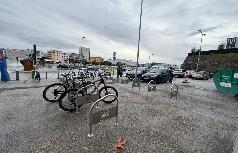 Grad Zadar postavio nove stalke za bicikle: 'Zadar je grad u kojem je bicikl prirodan način kretanja'
