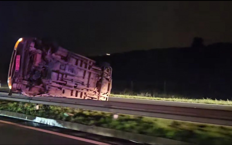 Vozač kombija na brzoj cesti kod Gaženice udario u ogradu i prevrnuo se, na terenu hitna i policija