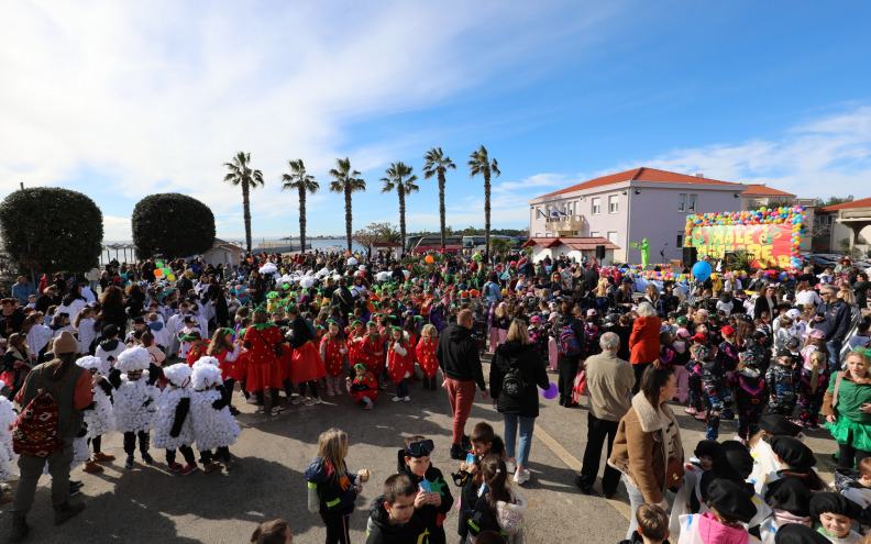 [FOTO] Na Dječjem karnevaliću u Viru sudjelovalo preko tisuću i pol mališana, pjevala im je omiljena Minea.
