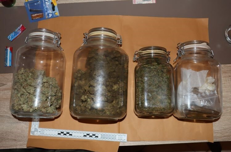 Kod 45-godišnjaka pronađeni improvizirani laboratorij i droga, oduzeta mu i kubura