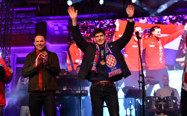 FOTO Show na dočeku rukometaša! Dagur uzeo gitaru u ruke i zapjevao Zadranima!