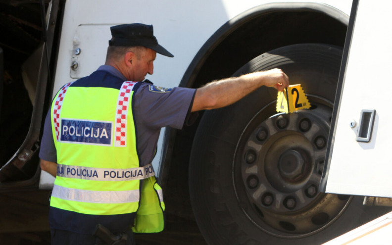 Pješak teško ozlijeđen nakon što ga je udario autobus pri pretrčavanju ceste