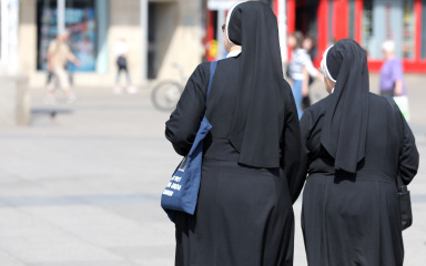 Časna sestra priznala da je izmislila napad migranta, snimke otkrile gdje je bila dan ranije