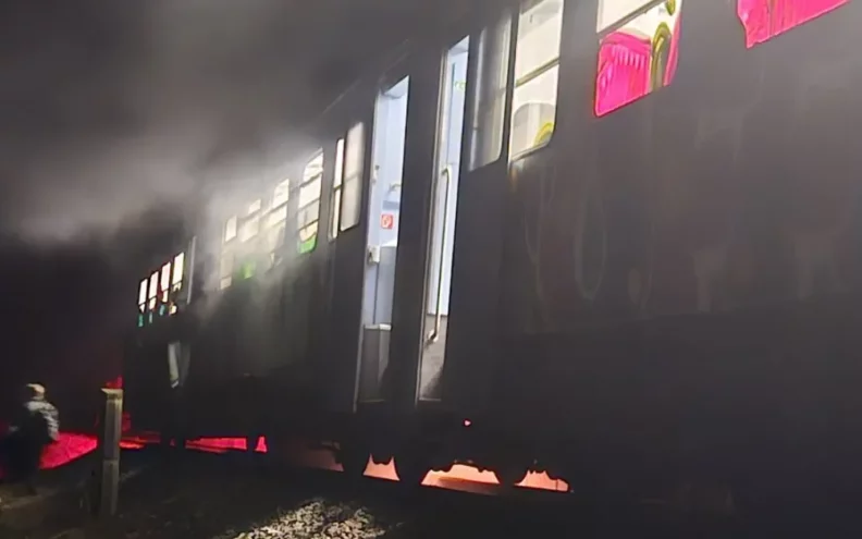 Zapalio se vlak kod Osijeka, putnici evakuirani u polje: 'Ljudi su nahrupili prema vratima…'