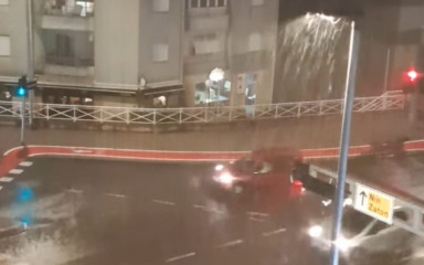 NEBO SE OTVORILO! Jaka kiša zasula Zadar, nevrijeme je diljem obale