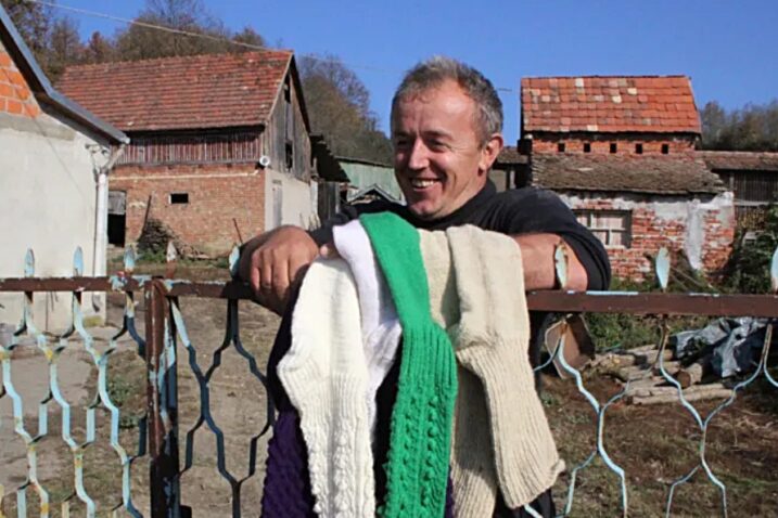 Osebujni Anto čuva ovce, plete čarape i štedi za put u Janjevo da si pronađe - suprugu