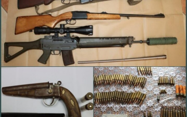Policija od 40-godišnjaka zaplijenila vojni arsenal s dvije poluamatske puške, pištoljima i preko 300 komada streljiva