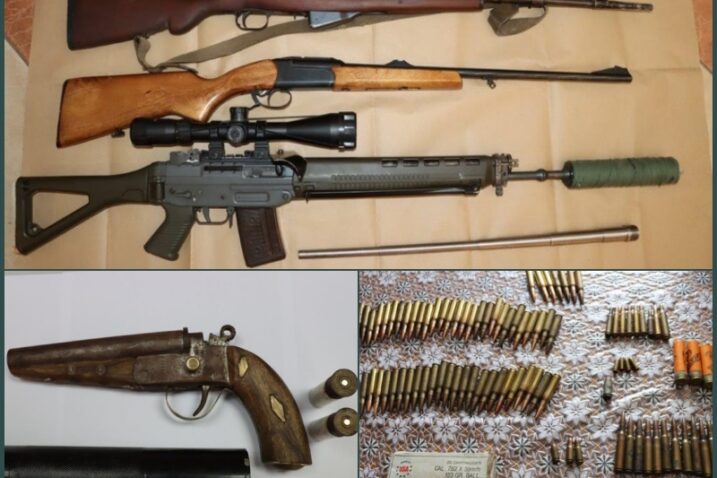 Policija od 40-godišnjaka zaplijenila vojni arsenal s dvije poluamatske puške, pištoljima i preko 300 komada streljiva