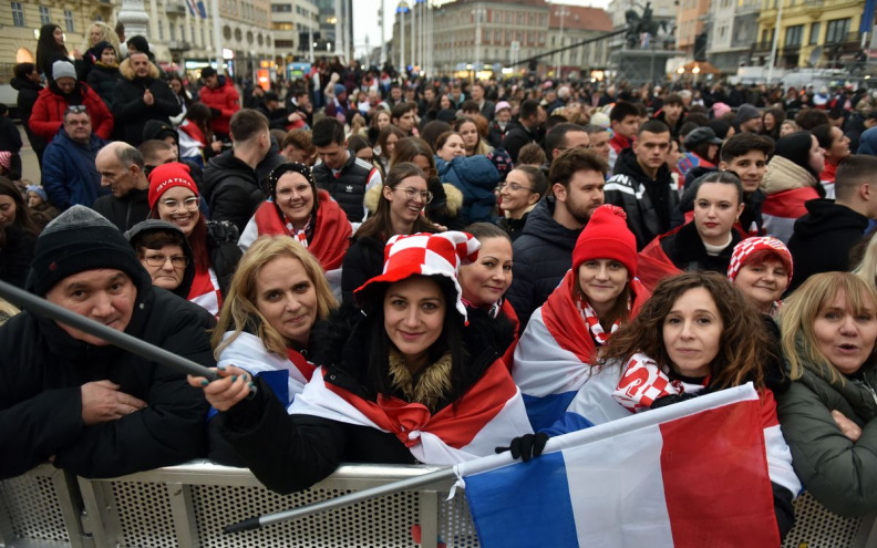 VIDEO Počeo doček rukometaša, publika skandira i pjeva