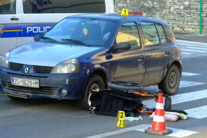 Ženu u invalidskim kolicima ozlijedio automobil na pješačkom prijelazu