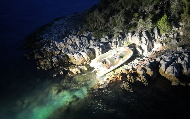 POMORSKA NESREĆA NA IŽU Brodica se nasukala na hridi uvale Pečeno, voditelj prevezen u OB Zadar