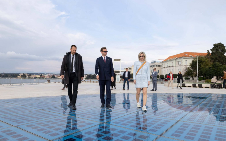 Veleposlanica SAD-a posjetila Zadar. Stigla u tenisicama i u zanimljivoj kombinaciji