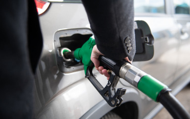 EKSTRAZARADA Distributeri poskupljuju gorivo od nafte kupljene prije 45 dana, kad je barel bio 60 dolara