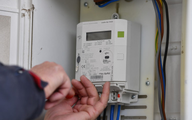 VELIKI SKOK RAČUNA ZA STRUJU Građani u šoku zbog novih obračuna: ‘Lopovluk na velika vrata’