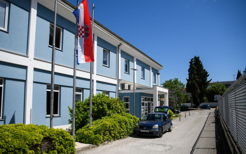 KAŽNJENA ODGOJNOM MJEROM Maloljetna Zadranka divljala, pa vrijeđala i ispljuskala oca: 'Kao da je vrag ušao u nju'