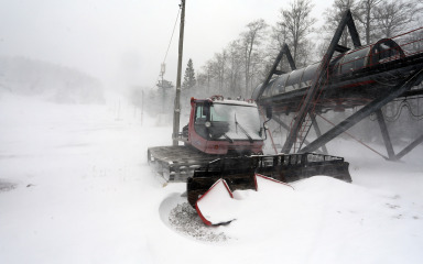 TEŠKA INTERVENCIJA Obitelj s djetetom zapela u mećavi, vatrogasci se probijali pješice kroz snijeg