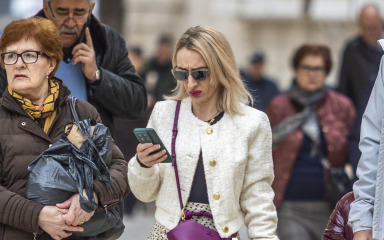 U FOTOOBJEKTIVU Maglovita subotnja špica izvukla je osobne i hrabre modne kombinacije