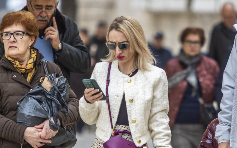 U FOTOOBJEKTIVU Maglovita subotnja špica izvukla je osobne i hrabre modne kombinacije