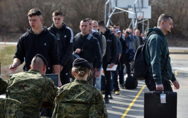 Bili smo na ispraćaju prve generacije ročnika i ročnica u Slunju: ‘Rekao sam sinu…’