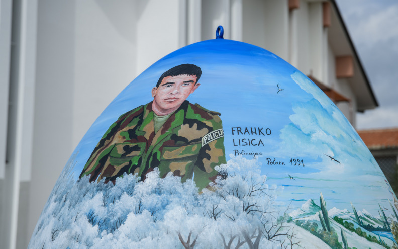 U Bibinjama postavljena velika pisanica u čast Franku Lisici i Josipu Joviću: 'Svakodnevno će podsjećati sve stanovnike i prolaznike...'