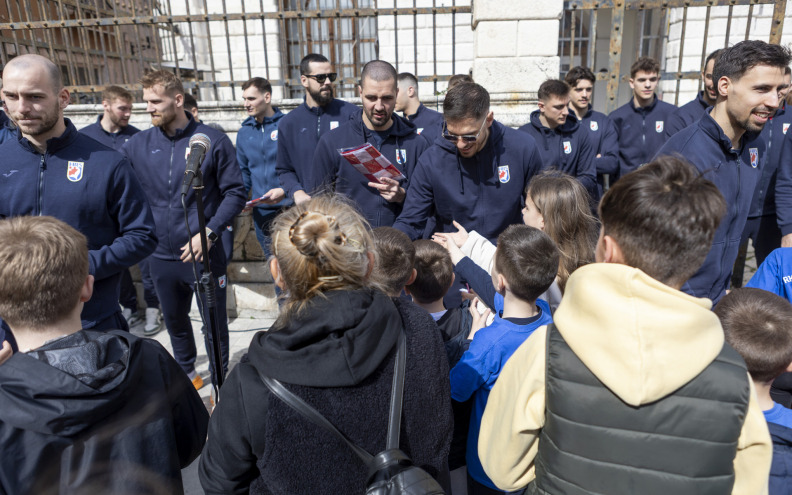 FOTO Rukometna reprezentacija na Trgu se družila s građanima:' Sretni smo...'