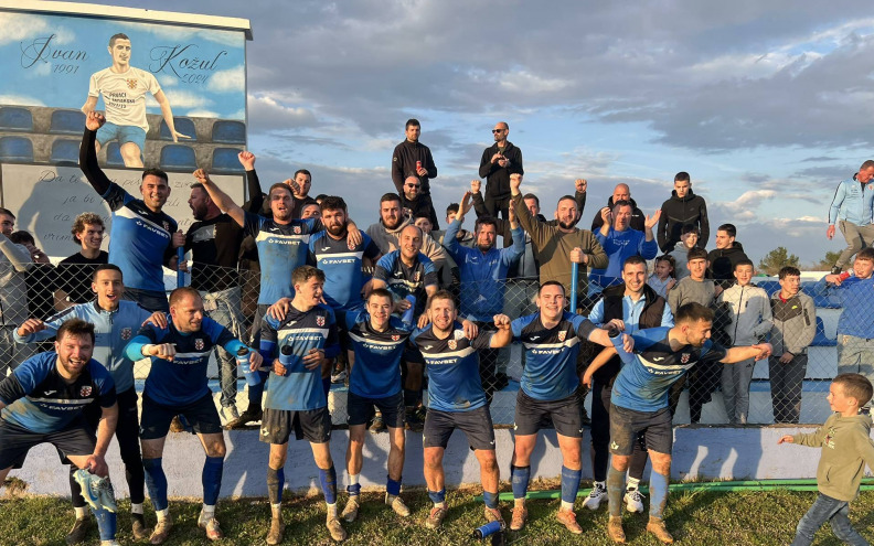 Galovačka čuda, Abeceda stavila jednu ruku na pehar