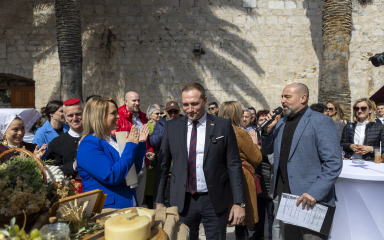 FOTO Održana treća premijera mladih paških sireva, pogledajte fotke