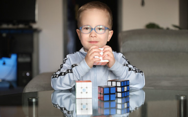 MALENI GENIJALAC Lukas ima tek četiri i pol godine, a već slaže Rubikovu kocku za 71 sekundu
