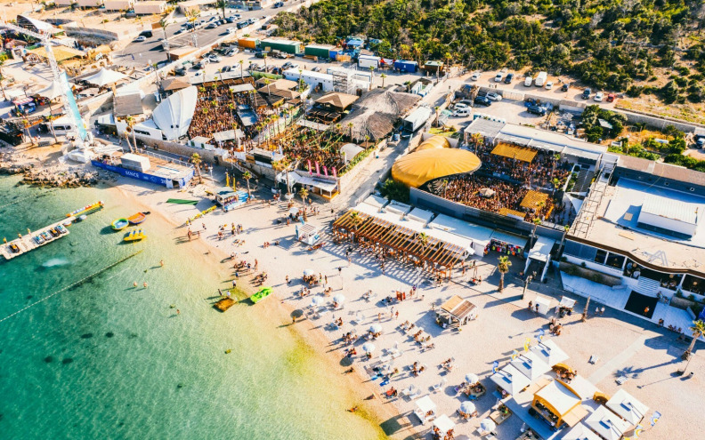 ZRĆE U TRANSFORMACIJI Najluđa hrvatska plaža smiruje ritam, ponuda se širi sa noćnog partijanja na cjelodnevnu destinaciju