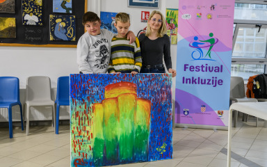 U OŠ Voštarnica susret djece, umjetnika i zajednice: ‘Našu školu s ponosom nazivamo i školom – galerijom’