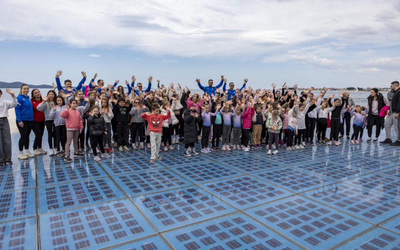 180 METARA ŠPAGE Unatoč buri, mladi gimnastičari pokazali fleksibilnost i zajedništvo na rivi