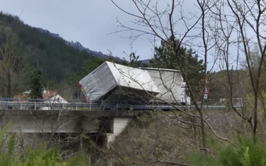 NEVRIJEME POHARALO ISTRU! Padala stabla, letjeli krovovi, prevrnut kamion….