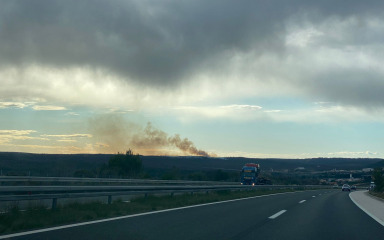 Danas opet izbio požar, približio se kućama! Na terenu vatrogasci