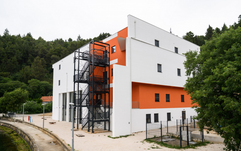 Centar za starije u Obrovcu progutao milijune, a vrata i dalje zatvorena!?