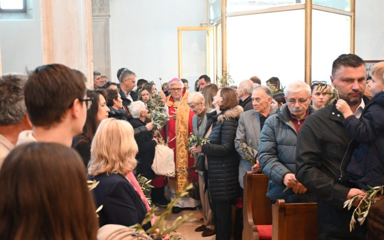 FOTO Nadbiskup Zgrablić predvodio misu na Cvjetnicu u katedrali sv. Stošije