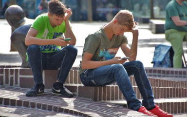 Svaki treći učenik barem jednom na mjesec doživljava nasilje na internetu