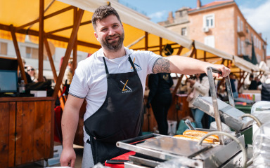 “Pijat na pijaci” oživio zadarsku tržnicu: ‘Hrana nas povezuje i vraća u djetinjstvo, ona je dio našeg identiteta i kulture’