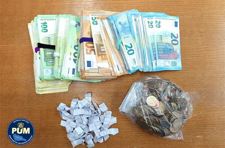 Pao diler, zaplijenjeno 70 smotuljaka Galaxyja i 30.000 eura