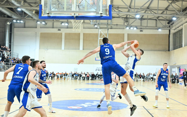 Zadrani bez stresa do bodova u vrućoj sinjskoj dvorani