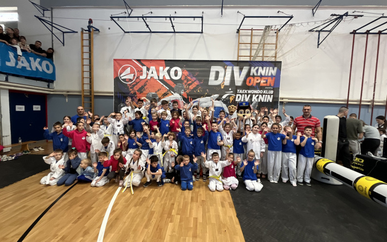 Taekwondo klub Plovanija na natjecanju u Kninu odnio 48 medalja i četiri pehara