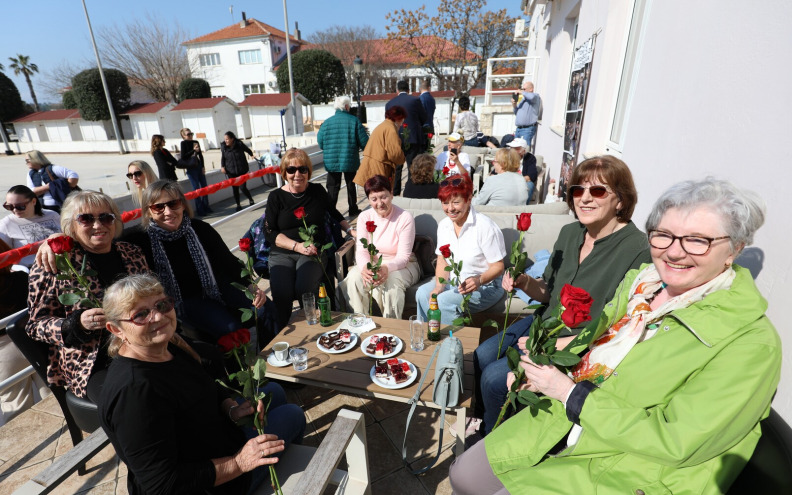 Dan žena obilježen i na Viru, Virankama podijeljeno 600 ruža