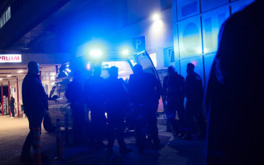 Autom pokušao pregaziti četvero stranaca na nogostupu, dvojica teško stradala