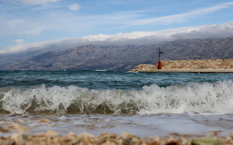 DHMZ U nedjelju djelomice sunčano, podno Velebita uz orkanske udare bure