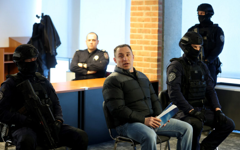 Mlađana na sud doveli policajci s dugim cijevima, novinarima dobacio: 'Prestanite plašiti narod sa mnom'